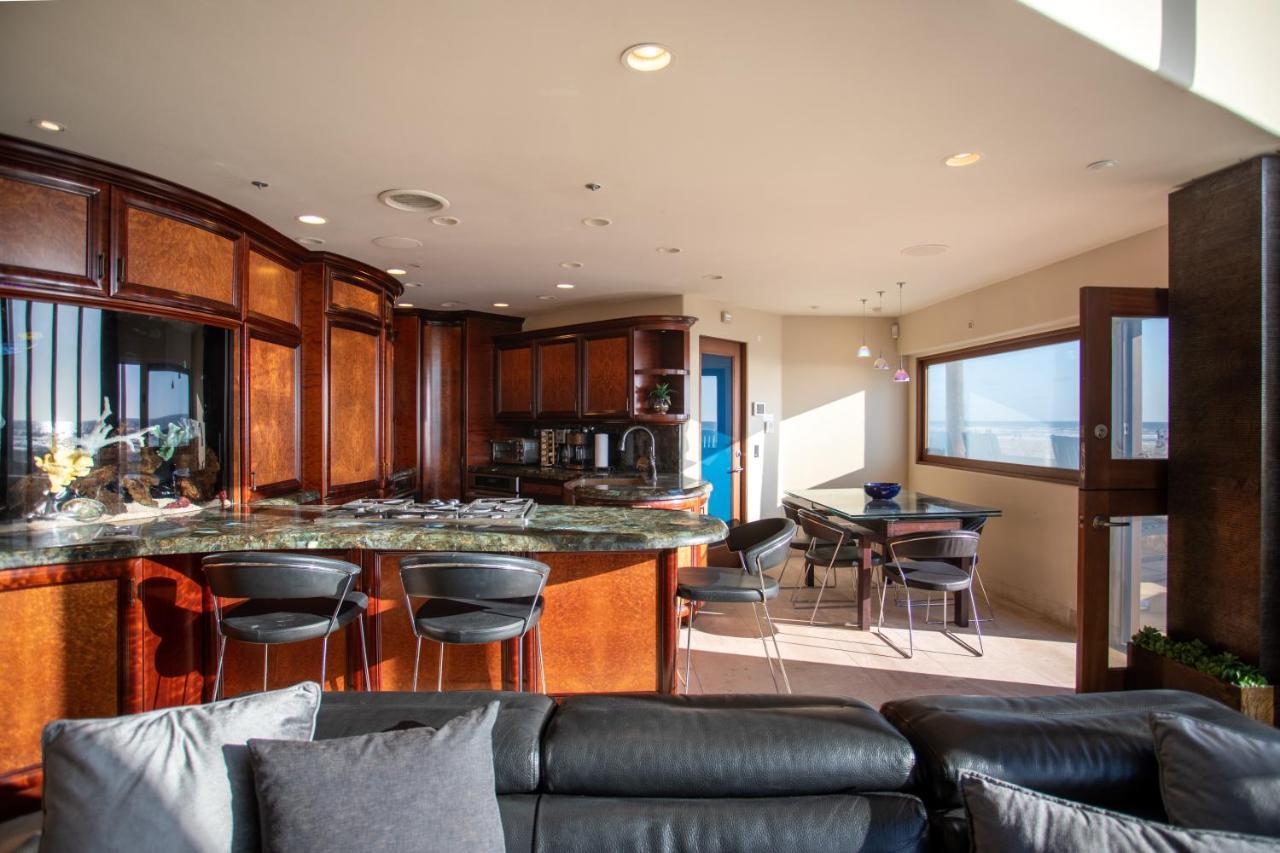 Verona Oceanfront Luxury W Spa, Multiple Private Patios, Grill, Ac & Garage Holiday home